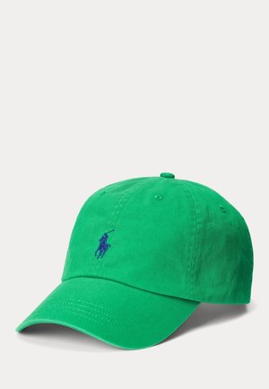 Zielona czapka bejsbolowa z zakrzywionym daszkiem i niebieskim haftowanym logo gracza polo na środku przodu.