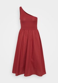 Vestido rojo de un solo hombro con un corpiño ajustado y una falda acampanada, hecho de tela suave, con una cintura fruncida.