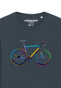 Grafisch ontwerp van een fiets met heldere, kleurrijke lijnen op een donkere stoffen achtergrond, met een gestroomlijnd frame en twee ronde wielen.