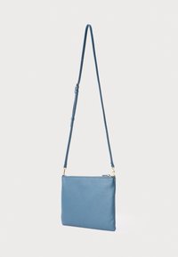 Mala transversal em pele azul com textura lisa, formato retangular, alça ajustável e detalhes em metal dourado.