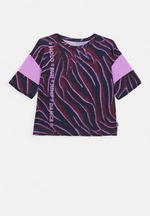 Lilla og sort zebrastribet t-shirt med korte ærmer, lavendelfarvede ærmekanter og lodret tekst med teksten ""Molo Run Jump Dance"" foran på venstre side.