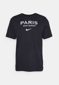 Granatowy T-shirt wykonany z bawełny; na froncie wyraźny biały napis "PARIS SAINT-GERMAIN" oraz logo Nike. Krótkie rękawy, okrągły dekolt, metka na dole.