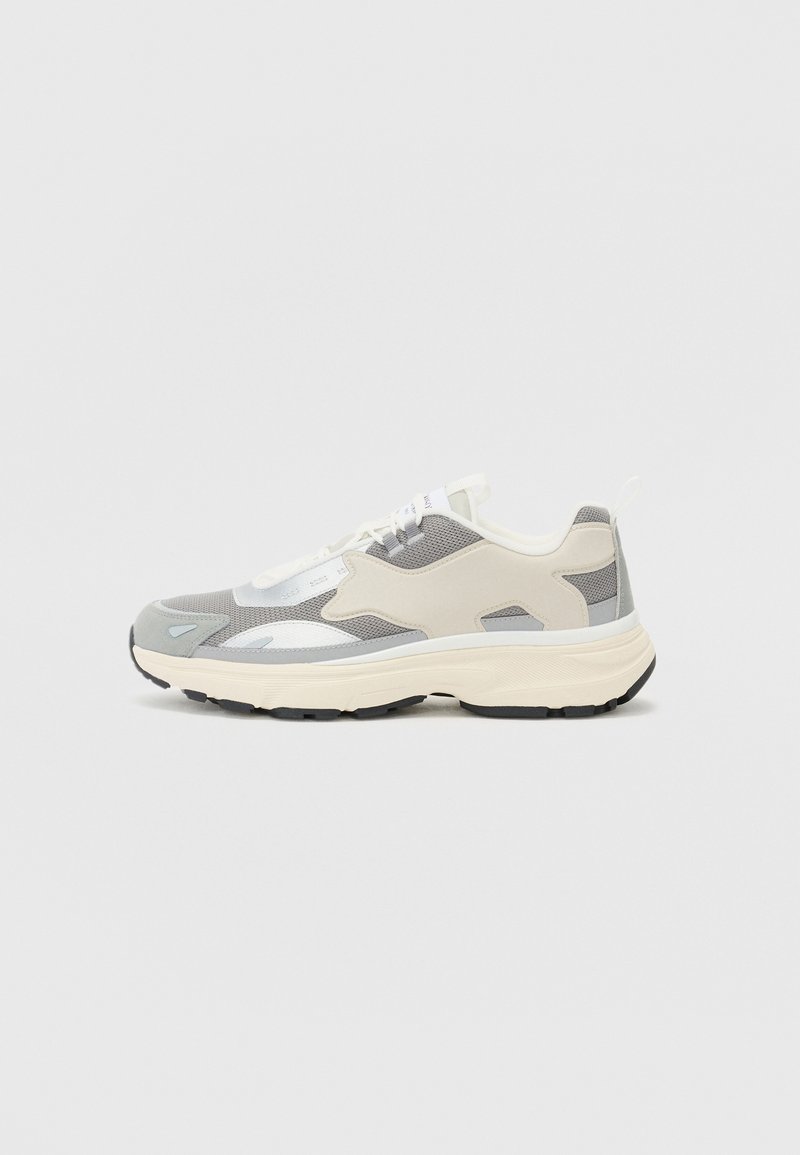 Maison Kitsuné - SORA - Baskets basses - silver-coloured/patina grey/latte, Agrandir