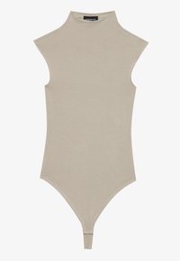 Bodysuit sans manches beige avec un col montant haut, fabriqué à partir d'un tissu lisse ; présente un dos thong et une coupe cintrée avec des bords nets.