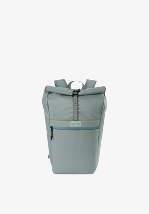 Sac à dos gris clair à rabat roulé avec poche avant zippée, boucle noire et bretelles rembourrées, marqué "NITRO" sur le devant.