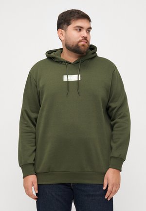 Olivenfarbener Hoodie mit Kängurutasche, verstellbaren Kordeln, einem weißen Logo auf der Brust sowie gerippten Bündchen und Saum.