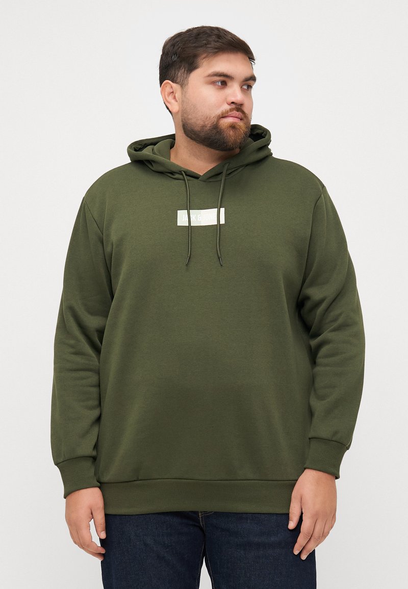 Sudadera verde oliva con un bolsillo tipo canguro, cordones ajustables, un logo blanco en el pecho y puños y dobladillo acanalados.