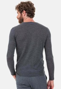 Herrensweater mit langen Ärmeln aus dunkelgrauem Strickstoff. Verfügt über einen gerundeten Ausschnitt und enganliegende Ärmel mit einer glatten, weichen Textur.