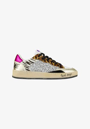 Sneaker bassa con stampe animali miste, pannello laterale in glitter argento, lacci neri, suola beige, accento rosa sul tallone e testo "Shine Hardy" sul bordo della suola.