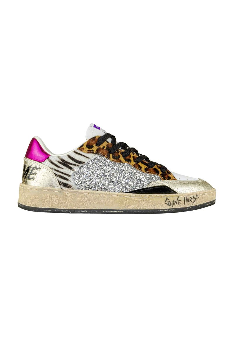 Sneaker bassa con stampe animali miste, pannello laterale in glitter argento, lacci neri, suola beige, accento rosa sul tallone e testo "Shine Hardy" sul bordo della suola.