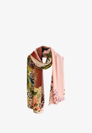 Lange scarf mit pinkem Grund, der mit floralen und Vogelmustern in grünen, orangen, lila und braunen Tönen verziert ist, locker geschlungen.