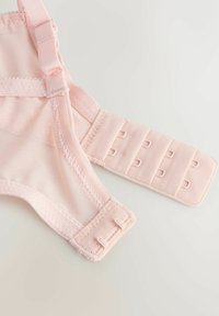 Brettieră roz deschis cu închidere cu cârlig și ochi, prezentând cârlige reglabile și detaliu din țesătură moale din plasă.