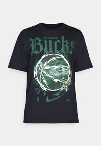 Sort bomulds T-shirt med "Milwaukee Bucks" i grøn tekst, et basketball grafik og holdlogoet med horn i grønne og hvide nuancer.