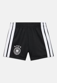 Μαύρα αθλητικά σορτς με λευκές πλευρικές ρίγες, ελαστική μέση και στρογγυλό λογότυπο που απεικονίζει έναν αετό και κείμενο στην αριστερή μπροστινή πλευρά.