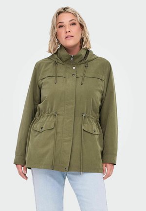Veste à capuche vert olive en matériau doux, dotée de cordons de serrage, de deux poches avant et d'accents de boutons-pression. Design ample.