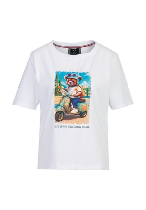 Weißes T-Shirt mit Grafik eines Bären, der eine Schutzbrille und einen Helm trägt, auf einem dekorierten Roller eine sonnige Straße entlangfährt, Text "THE 19V69 CRUISING BEAR."