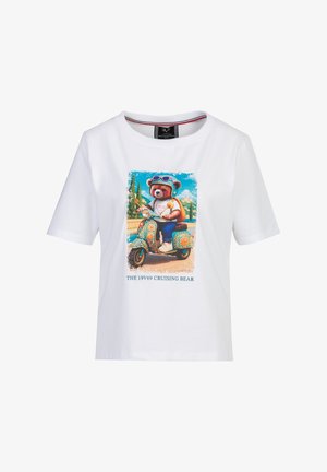 Wit T-shirt met afbeelding van een beer die een helm en een bril draagt, en op een versierde scooter rijdt op een zonnige weg, met de tekst "THE 19V69 CRUISING BEAR."