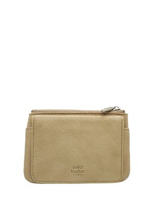Portefeuille en cuir beige avec une texture lisse, forme rectangulaire, fermeture zippée et logo de la marque en relief sur le devant. Deux compartiments visibles.