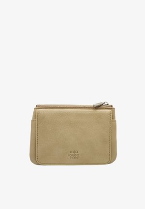 Portefeuille en cuir beige avec une texture lisse, forme rectangulaire, fermeture zippée et logo de la marque en relief sur le devant. Deux compartiments visibles.