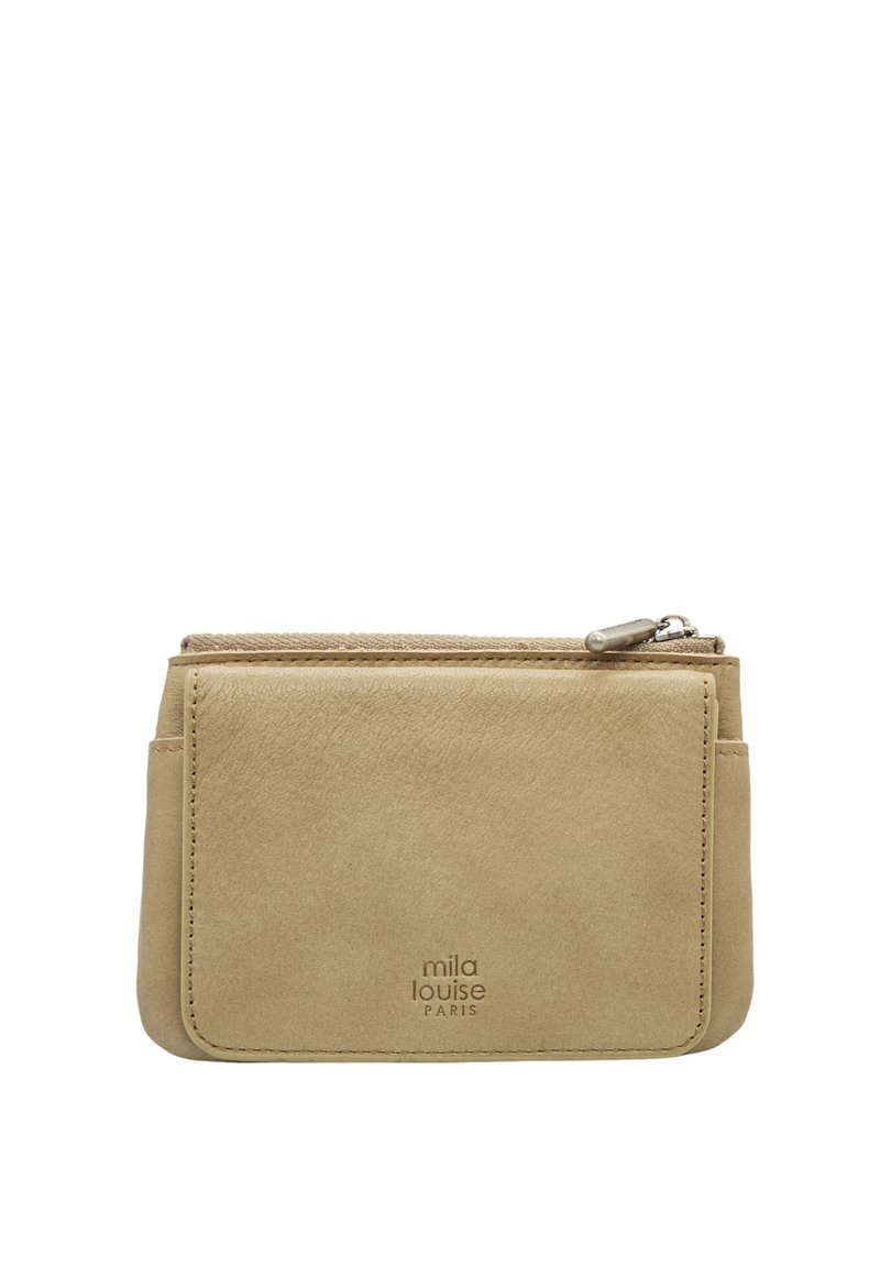 Portefeuille en cuir beige avec une texture lisse, forme rectangulaire, fermeture zippée et logo de la marque en relief sur le devant. Deux compartiments visibles.
