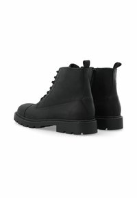 Botas de cuero negras hasta el tobillo con puntera redondeada, cordones en la parte frontal y cremallera lateral. Suela texturizada y gruesa para mayor agarre. Acabado suave.