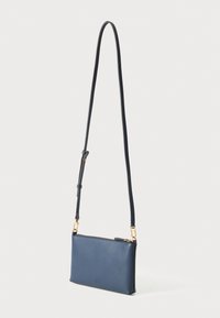 Borsa a tracolla in pelle blu navy con forma rettangolare, tracolla regolabile, dettagli in hardware dorato e logo impresso sulla parte anteriore.