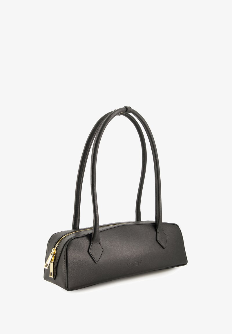Schwarze Ledertasche mit zwei langen Tragegriffen, runder Form, strukturierten Oberfläche, goldfarbener Reißverschlussdetails und einem Logo auf der Vorderseite.