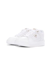 Hvide lædersneakers med en struktureret sål, rund tå og gyldne detaljer på snørerne. Har et trekantet logo på siden.