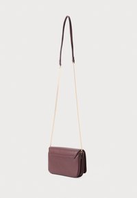 Borsa a tracolla in pelle bordeaux con tracolla in catena oro, con una superficie liscia e un sottile dettaglio di cucitura sul flap anteriore.