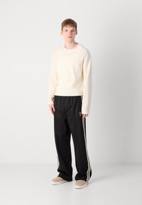Calvin Klein STRIPE - Trainingsbroek - black