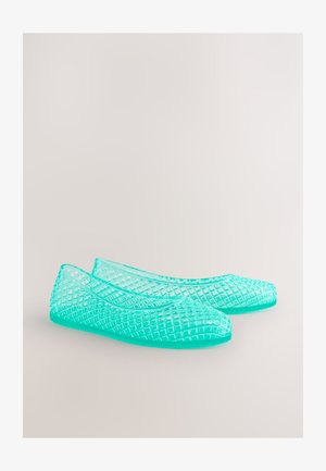 Läbipaistev türkiissinine tasapõhjaga kingad tekstuurse võrgumustriga ja ümara varbaga. Pehme materjal, paindlik struktuur. Ilma nähtava riistvarata.