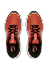 Meeste jooksujalatsid punasel võrkkattel mustade detailidega. Omab valget brändi, musti paelu ja pehmeid valgeid tallasid. Märkimisväärne silt: "GHOST 16."