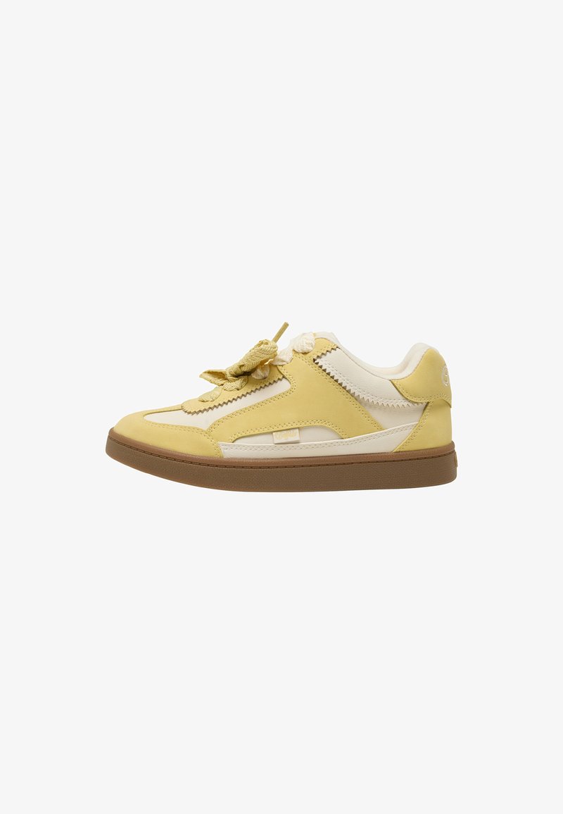 Baskets basses en cuir crème et jaune avec des lacets jaunes épais et plats et une semelle en caoutchouc marron, vues de l'extérieur.
