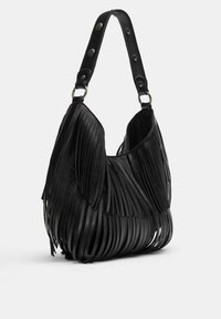 Fekete bőr válltáska bojtokkal, ívelt formával és lapos aljjal; masszív pánttal rendelkezik, amely fém kiegészítőkkel van ellátva.