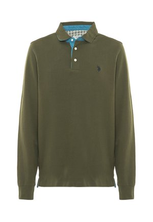 Polo a maniche lunghe in cotone verde oliva con un bordo blu sotto il colletto e un piccolo logo ricamato sul petto.