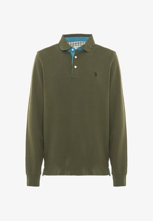 Polo a maniche lunghe in cotone verde oliva con un bordo blu sotto il colletto e un piccolo logo ricamato sul petto.