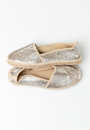 Metallinen käärmekuvioiset espadrillot, joissa on beige joustava nauha, pehmeä sisävuori ja punottu juuttipohja.