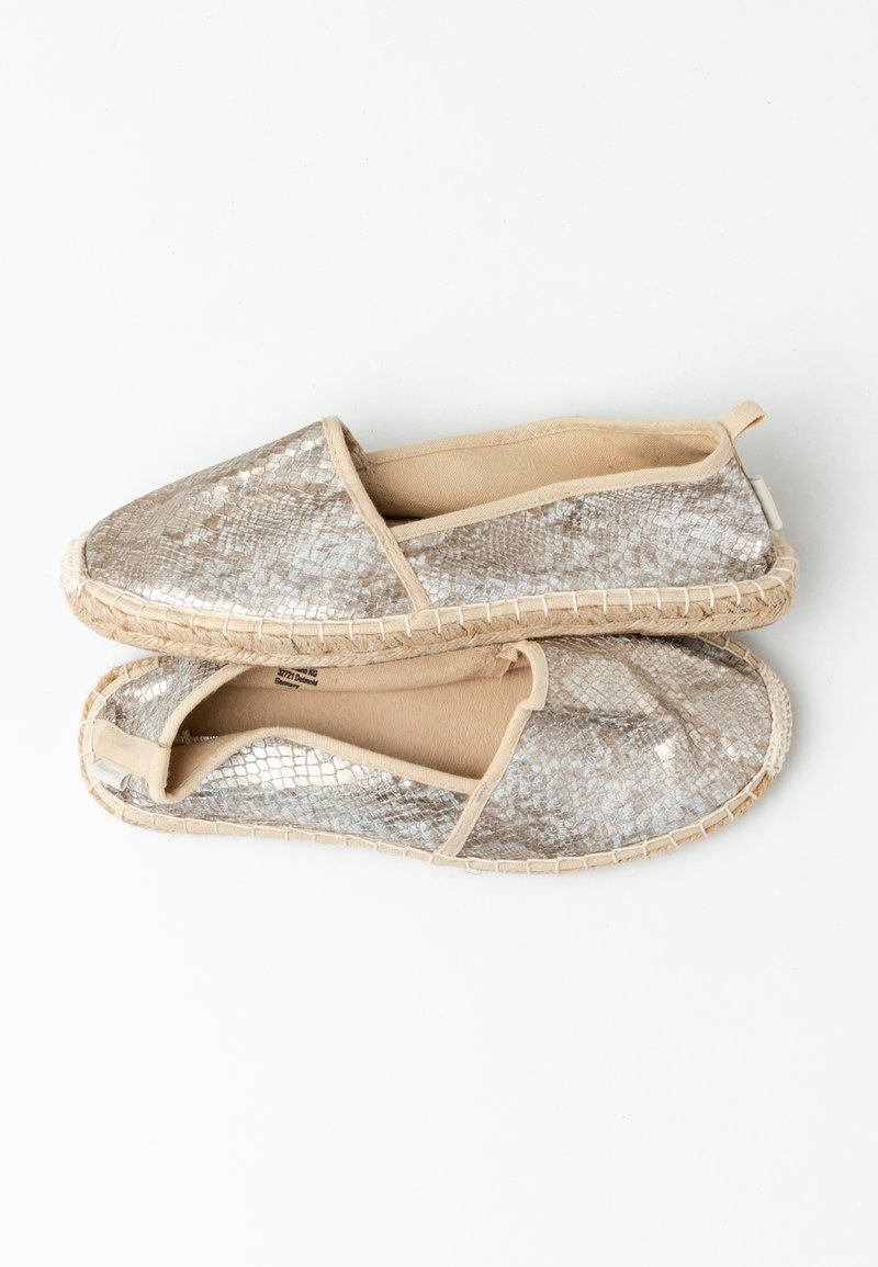 Espadrilles métalliques à motif serpent avec une bande élastique beige, une doublure intérieure douce et une semelle en jute tressé.