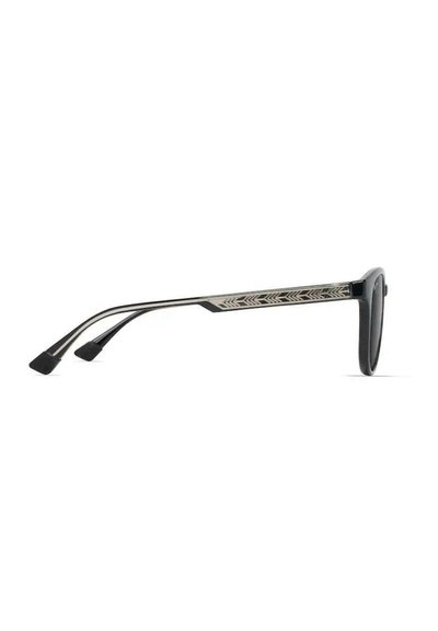 Gafas de sol negras con un marco recto y patillas curvadas, que presentan un patrón geométrico en los brazos y extremos de las patillas cuadrados.