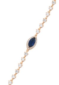 Brățară din aur roz, având un gem central în formă de marquise, de culoare albastră, înconjurat de pietre clare, conectat prin lănțișoare delicate.