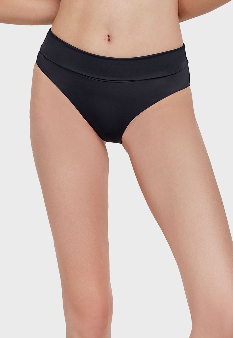 Czarne bikini o wysokim stanie, wykonane z gładkiego materiału, z podwójnym paskiem w talii i minimalnymi szwami, co zapewnia elegancki wygląd.