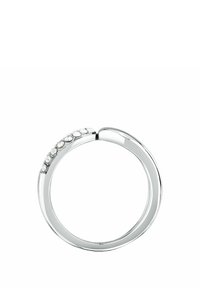 Anello in argento con un design curvo e liscio e una fila di cristalli trasparenti su un lato, che mette in evidenza una texture metallica lucida.
