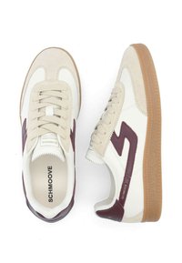 Weiße Sneaker mit Suede in Beige und bordeauxrotem Akzent, ausgestattet mit einer strukturierten Sohle, Schnürsenkeln und Branding auf der Zunge. Flaches Design, sportlicher Stil.