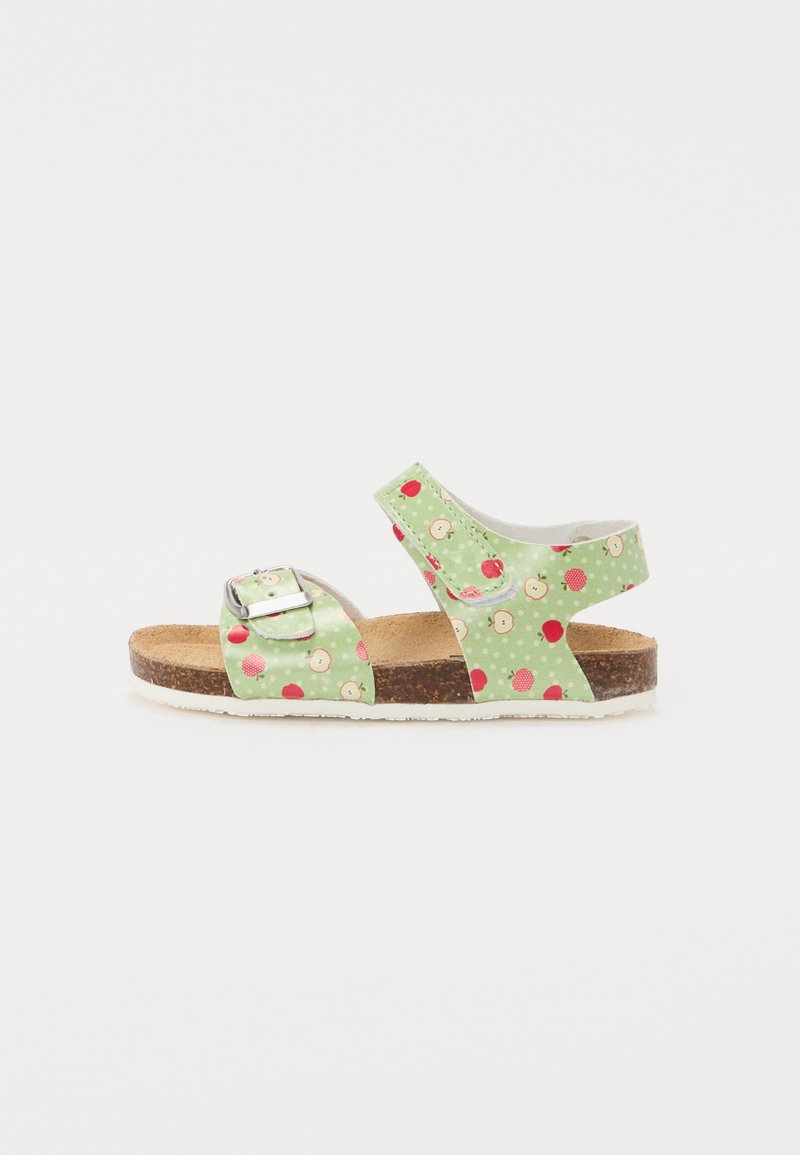 Sandalias verdes con una parte superior estampada que presenta lunares rojos y acentos en marrón claro, hebilla ajustable y plantilla de corcho.