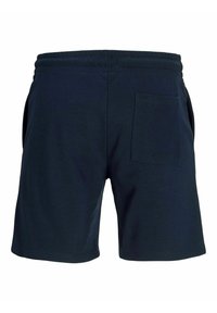Donkerblauwe casual korte broek met elastische tailleband, zijzakken en een enkele achterzak, gezien van achteren.