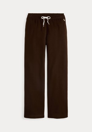Braune Sweatpants mit geradem Bein, weißem Kordelzug und kleinem weißem Logo an der rechten Hüfte vor heller, einfarbiger Hintergrund.