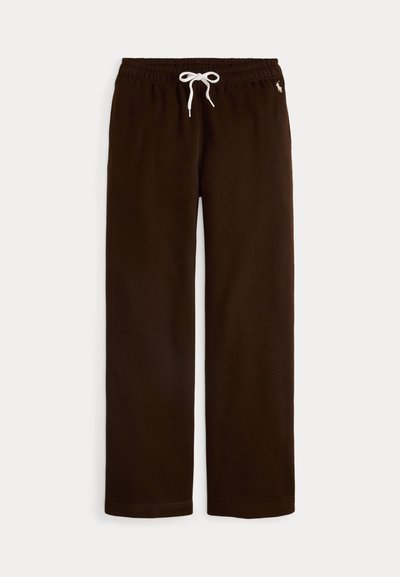 Pantaloni della tuta marroni a gamba dritta con coulisse bianca e piccolo logo bianco sull'anca destra su uno sfondo chiaro e uniforme.