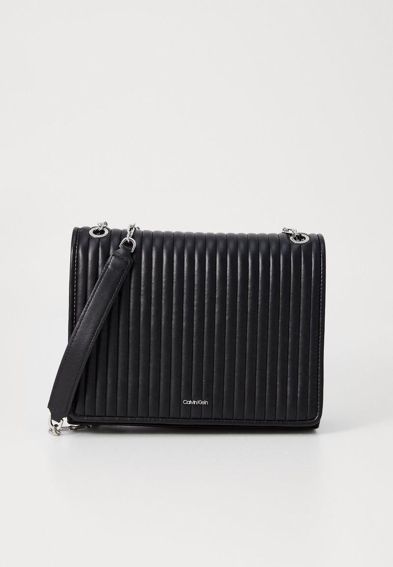 Calvin Klein MINI LINE QUILT SHOULDER BAG - Handväska - black/svart ...