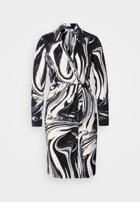 Svart-hvitt marmorert omslagskjole med lange ermer, en hakket krage, midjesnor og knappede mansjett-detaljer. Glatt stofftekstur.