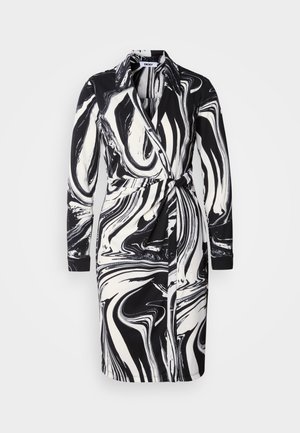 Čierno-biele mramorované zavinovacie šaty s dlhými rukávmi, s výstrihom s výrezom do V, opaskom v páse a detailmi manžiet so zapínaním na gombíky. Hladká textúra látky.